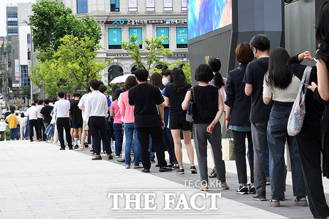 코로나19 신규 확진자 6개월 만에 다시 1200명을 넘어선 7월 7일 오후 48명의 집단감염이 발생한 서울 강남구 현대백화점 무역센터점 인근 삼성역 임시 선별검사소에는 코로나19 검사를 받으려는 시민들 길게 줄을 서 있다. 이날 집계된 코로나19 일일 신규 확진자 숫자는 1212명으로 지난해 12월(1240명) 이후 가장 많은 확진자 수를 보였다./임영무 기자