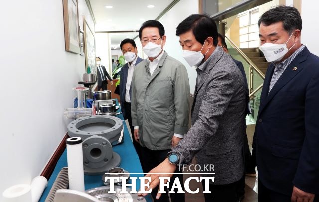 김영록 전남지사가 정철섭 ㈜승진엔지니어링 대표와 함께 설비 구축 현장을 돌아보며, 기업 성장을 위해 노력하는 임직원을 격려했다. /전남도청동부본부 제공