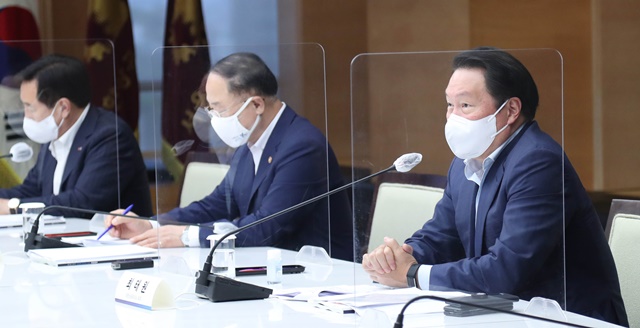 최태원 대한상공회의소 회장이 11일 오후 서울 중구 대한상공회의소 회관에서 열린 홍남기 경제부총리 겸 기획재정부 장관 주재 경제5단체장 간담회에서 모두발언을 하고 있다. /대한상공회의소 제공