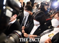  힘겹게 법정 향하는 윤미향 [포토]