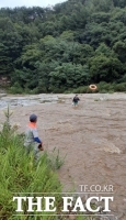  김천서 불어난 강물에 3명 고립...김천소방서 구조