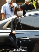  차량에서 하차하는 윤미향 [포토]