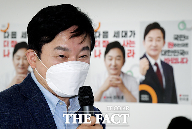 국민의힘 대선 예비후보인 원희룡 전 제주지사가 12일 오후 서울 영등포구 용산빌딩에 위치한 캠프 사무실에서 원희룡의 원팀캠프 데이 기자간담회를 열고 발언을 하고 있다. /이선화 기자