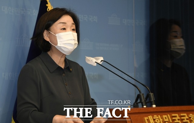 심상정 정의당 의원이 12일 20대 대선 출마를 공식화했다. 지난 7월 12일 국회에서 최저 주거기준 상향을 위한 주거기본법 발의 기자회견하는 심 의원. /남윤호 기자