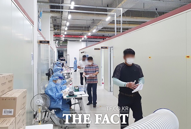 충주종합운동장에 마련된 선별진료소. / 충주시 제공