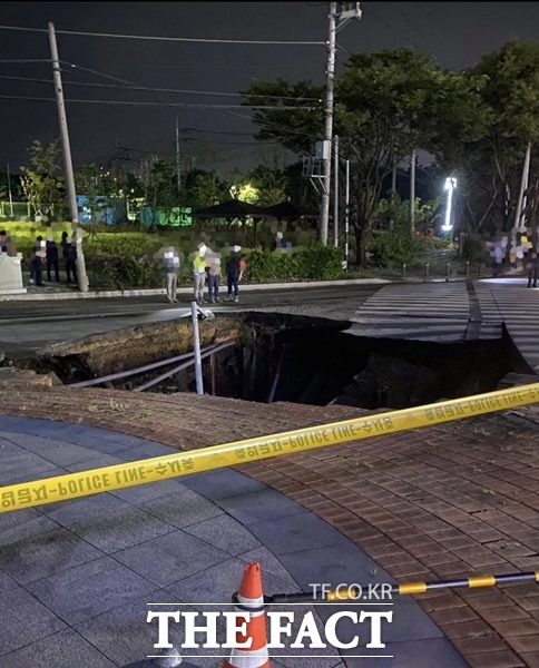 12일 경찰 등에 따르면 전날 오후 10시 40분께 대구시 동구 도시철도 1호선 안심역 인근에서 싱크홀이 발생했다. 현재 경찰과 동구청 관계자는 주변을 통제하며 임시복구작업을 펼치고 있다./인터넷 갈무리