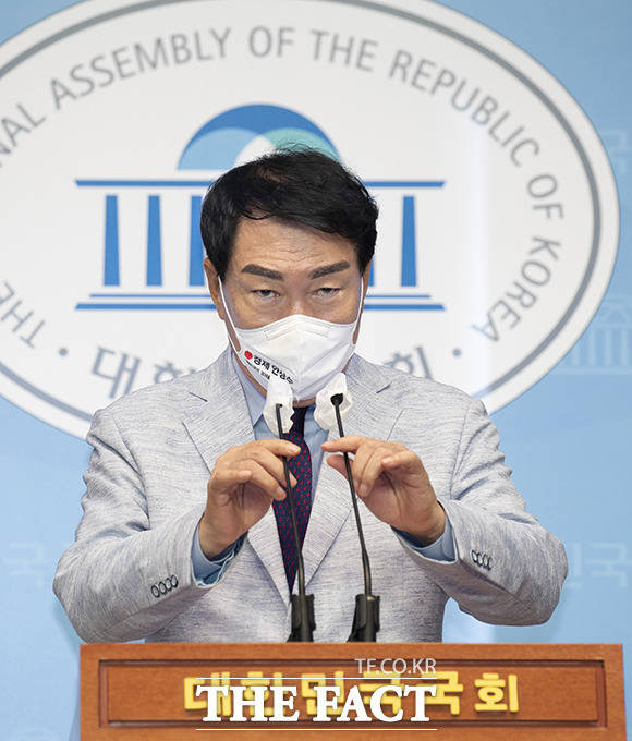 이재명 경기지사의 성남FC 후원금 관련 기자회견을 준비하는 안상수 전 인천시장