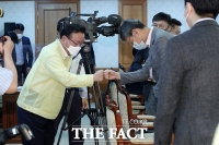  코로나19 전문가들과 인사 나누는 김부겸 국무총리 [포토]