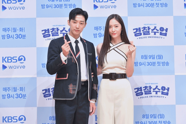 가수 겸 배우 진영(왼쪽)과 정수정은 KBS2 경찰수업으로 첫 연기 호흡을 맞춘다. /KBS2 제공