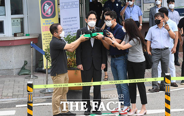 광복절을 앞두고 가석방된 이재용 삼성전자 부회장이 13일 오전 경기도 의왕시 서울구치소를 나서며 취재진의 질의에 답하고 있다. /이동률 기자