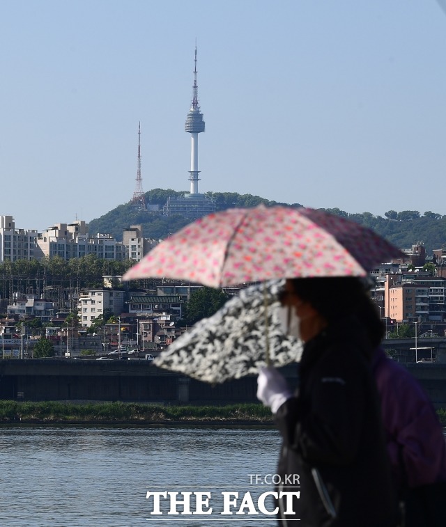 토요일인 오늘(14일)은 전국이 대체로 흐리고 제주도 등 전국 곳곳에 비와 소나기가 이어지겠다. /더팩트 DB