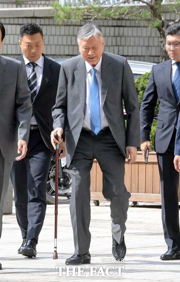 이중근 회장이 지난 2019년 9월 지팡이를 짚고 서울고등법원에서 열린 항소심 공판에 출석하고 있다. /김세정 기자