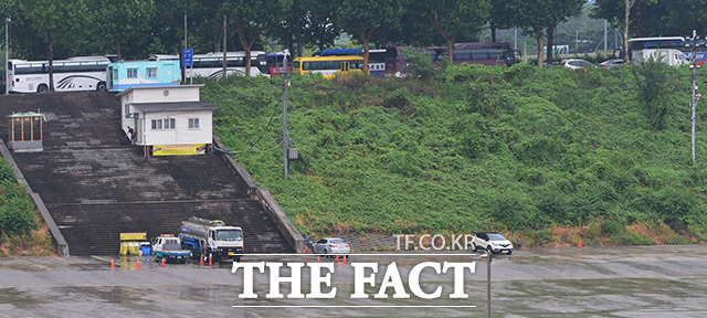 12일 칠곡군 가산면 송학리에서 오전 8시 10분께 3m 높이로 추정되는 저수지 하천으로 떨어졌다는 신고접수를 받았다. 출동한 구조대는 경상을 입은 운전자 50대 여성을 인근 병원으로 이송했다./더팩트DB