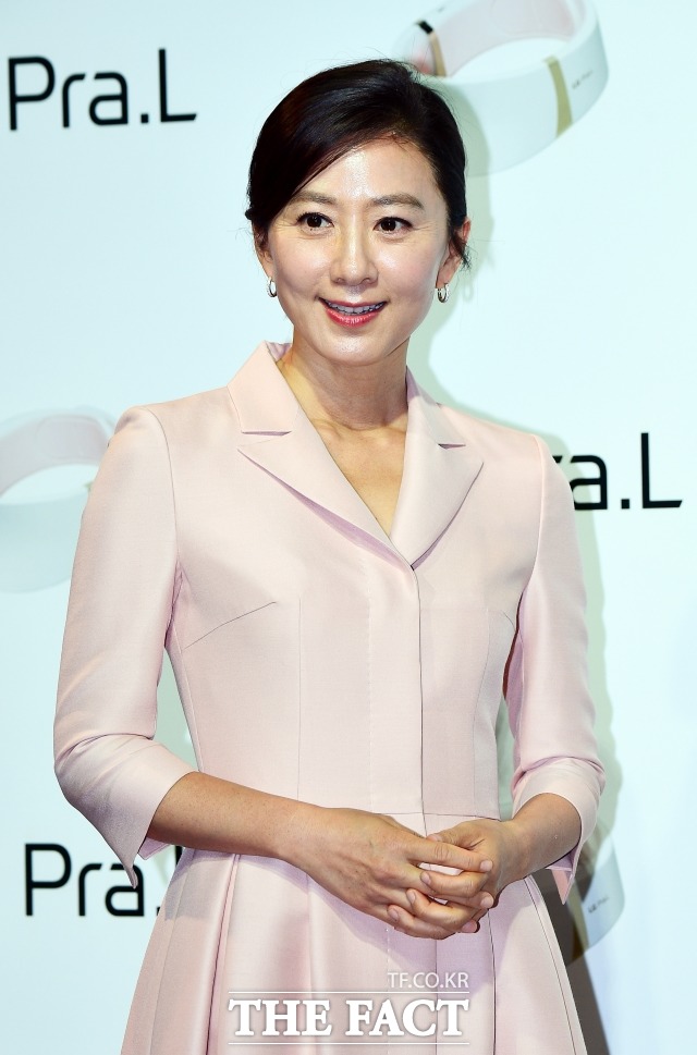 배우 김희애가 디스커버리·SKY채널의 잠적으로 첫 단독 리얼리티 프로그램에 도전한다. /더팩트 DB