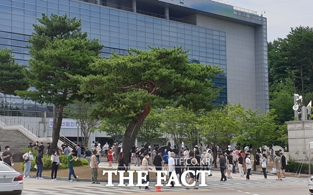 천안 시청 내 마련된 선별진료소에서 검사를 받기 위해 시민들이 기다리고 있다. / 천안 김아영 기자