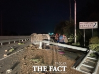  태안서 승용차가 교통표지판 들이받아… 일가족 3명 숨져