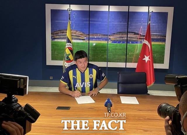 터키 명문클럽 페네르바체SK에 입단한 김민재가 계약서에 서명을 하고 있다./김민재 인스타그램