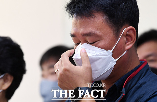 양경수 민주노총위원장이 11일 오전 서울 중구 정동 민주노총에서 영장실질심사에 대한 입장을 발표에 앞서 마스크를 고쳐 쓰고 있다. /임영무 기자
