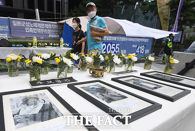 일본군 위안부 피해자 기림의 날인 14일 서울 종로 일본 대사관 앞 평화의 소녀상 앞에 세상을 떠난 피해 할머니들의 추모공간이 마련돼 있다. /이새롬 기자