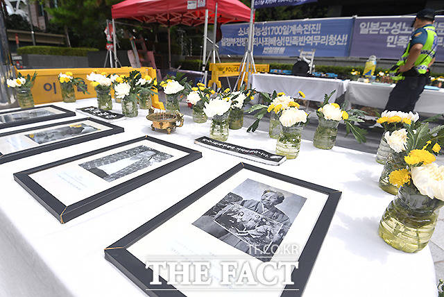 서울 종로 일본 대사관 앞 평화의 소녀상 옆에 세상을 떠난 피해 할머니들의 추모공간이 마련돼 있다.