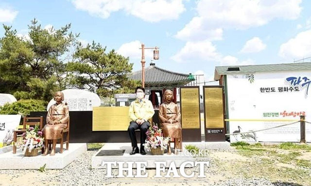최종환 파주시장은 14일 기림의 날을 맞아 불행한 과거의 진실을 세우고 할머니들의 명예를 회복하는 일에 흔들림 없이 나갈 것을 밝혔다. 임진각 평화의 소녀상/최종환 파주시장 페이스북에서