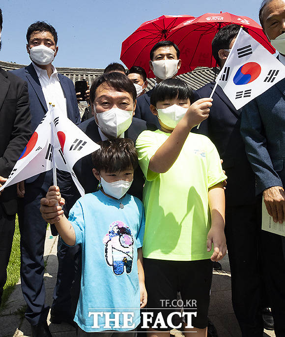 윤석열 전 총장이 태극기 든 어린이들과 기념촬영을 하고 있다.