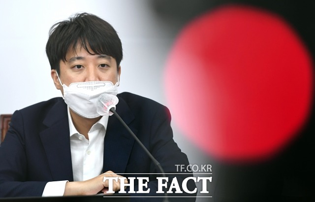 이준석 국민의힘 대표는 15일 윤석열 대선 예비후보와의 통화 유출 논란에 대해 녹취파일도 존재하지 않는다고 선을 그었다. 사진은 5일 국 최고위원회에 참석한 이 대표의 모습. /이선화 기자