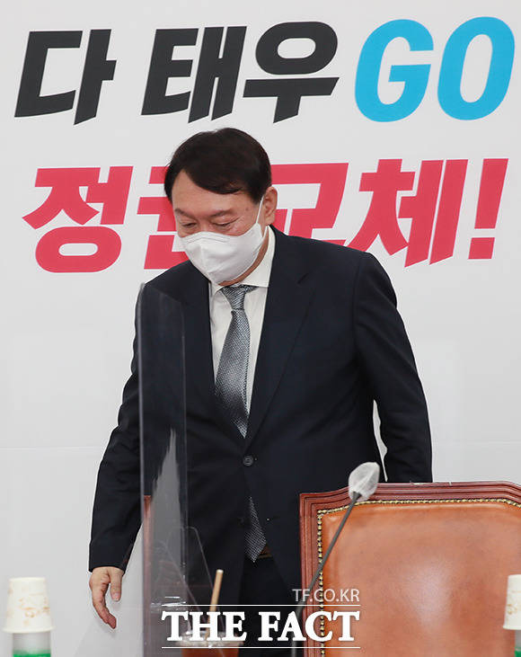 윤석열 전 검찰총장은 15일 조국의 독립을 위해 헌신하신 순국선열들의 정신을 가슴 깊이 새긴다며 상식에서 다시 출발하겠다고 밝혔다. /이선화 기자