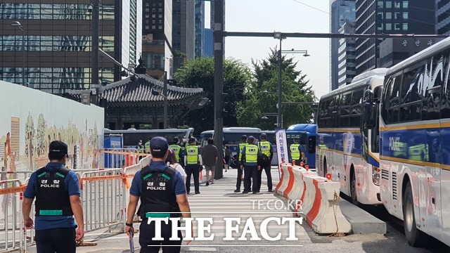 광복절인 15일 오전 9시 경찰이 서울 광화문광장 앞에서 차벽과 펜스를 통해 출입통제를 하고 있다. /정용석 기자