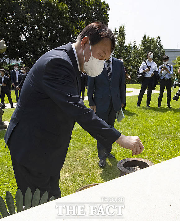 제76주년 광복절을 맞아 효창공원을 찾은 윤석열 예비후보가 백범 김구선생 묘소를 참배하고 있다.