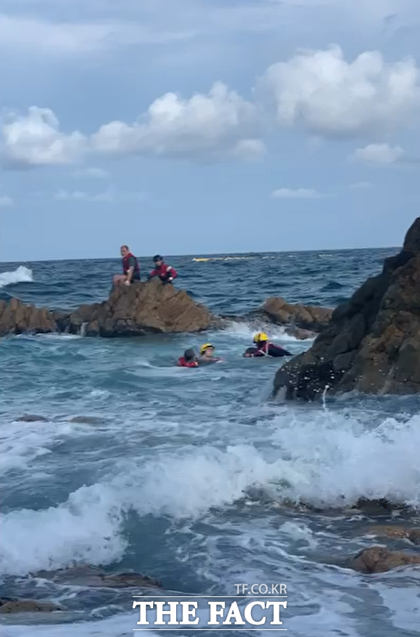 경주 감포에서 갯바위에 표류된 남성 두명을 해경이 구조했다./해양경찰서 제공