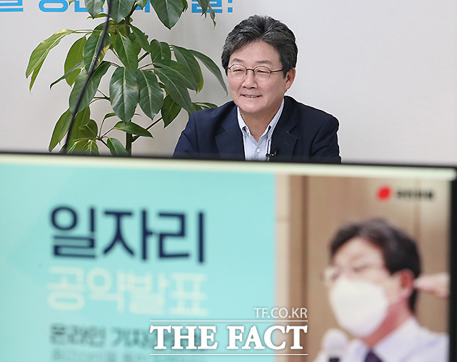 국민의힘 대선 예비후보인 유승민 전 의원이 15일 오후 서울 여의도 희망22 사무실에서 열린 화상 기자간담회에서 밝게 웃고 있다. /이새롬 기자
