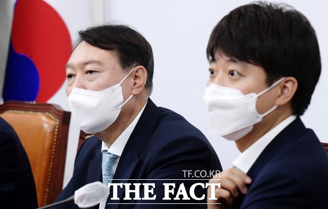 진중권 전 동양대 교수가 윤석열(왼쪽) 대선 예비후보와의 통화 녹취록 유출에 대한 이준석 국민의힘 대표의 해명을 놓고 국민을 바보로 아는 것이라고 지적했다. 사진은 2일 국민의힘 대선 예비후보인 윤 후보가 서울 여의도 국회에서 이준석 국민의힘 대표 등을 예방한 모습. /이선화 기자