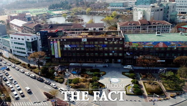 광주시 북구가 시민들의 주차난 해소를 위해 오는 2022년 2월까지 인공지능 인식기술을 접목한 주차공유 플랫폼을 구축한다. 사진은 광주 북구청사 전경./북구청 제공