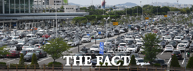 광복절 연휴 마지막날인 16일 오후 서울 강서구 김포국제공항 국내선 주차장에 차량들이 가득 차 있다. /이동률 기자