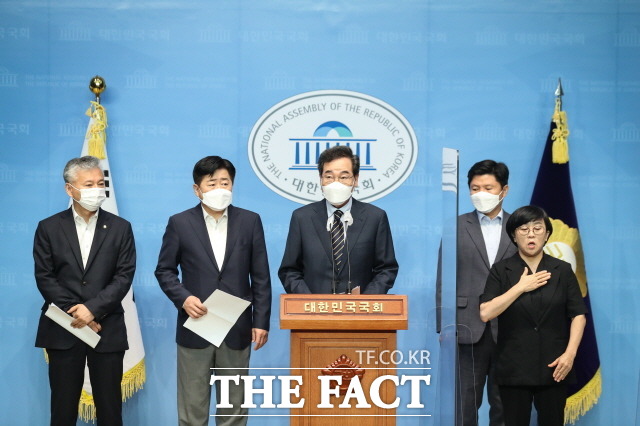 이낙연 더불어민주당 대선 경선 후보는 17일 중산층 70% 달성을 위한 경제 성장 정책을 발표했다. 이날 경제 분야 공약 발표하는 이 전 대표(가운데). /이낙연 캠프 제공