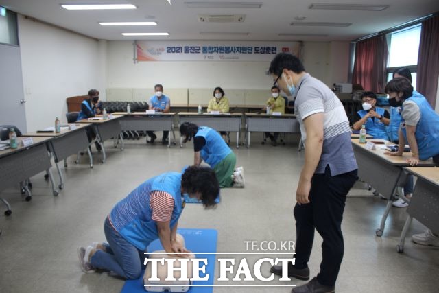 울진군(군수 전찬걸)은 지난 13일 울진군 평생학습관 2층 강의실에서 자연재난을 대비한 울진군 통합 자원봉사지원단 2차 도상훈련을 실시했다. /울진군제공