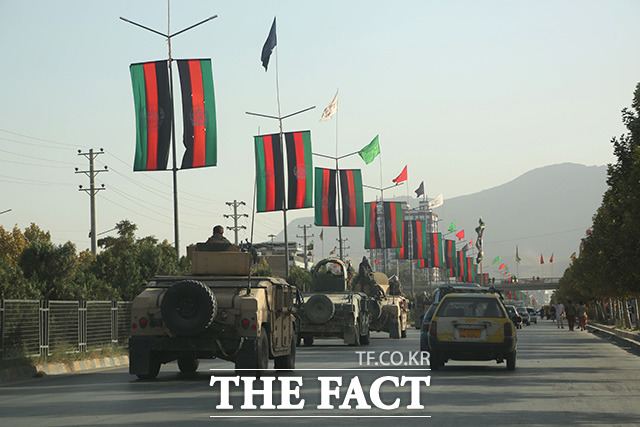 아프가니스탄 수도 카불의 도로를 주행 중인 아프가니스탄 군용 차량. /카불=신화.뉴시스