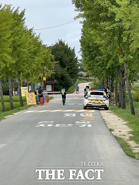 안동의 세계유산 하회마을에서 전동차가 차량출입 차단기를 들이받았다./안동=이민 기자