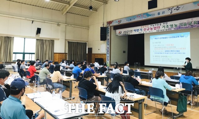 정읍시 관계자는 “농업기술센터는 농업인 평생교육기관으로서 최상의 교육 서비스를 제공하기 위해 최선을 다하고 있다”며 “신규농업인 기초 영농 기술교육을 발판 삼아 성공적인 귀농‧귀촌의 삶을 살았으면 한다”고 전했다. / 정읍시 제공