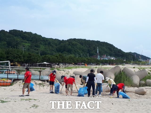 울진군 후포면은 지난 13일 한국해양구조협회 울진 구조대와 합동으로 후포해수욕장과 해안변의 쓰레기 수거 활동을 실시했다. /울진군 제공