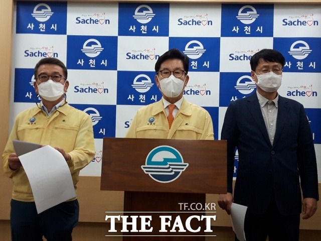 사천항공MRO사업지키기 대책위원회가 송도근 사천시장(가운데) 이삼수 사천시의회 의장(왼쪽) 서희영 사천상공회의소 회장이 참석한 가운데 정부의 항공정비산업 경쟁력 강화 방안 발표와 관련해 기자회견을 하고 있다. / 사천시 제공