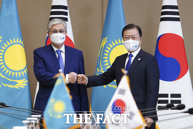 문재인 대통령이 카심 조마르트 토카예프 카자흐스탄 대통령과 17일 청와대에서 열린 한·카자흐스탄 정상회담에 앞서 기념촬영을 하고 있다. /청와대 제공