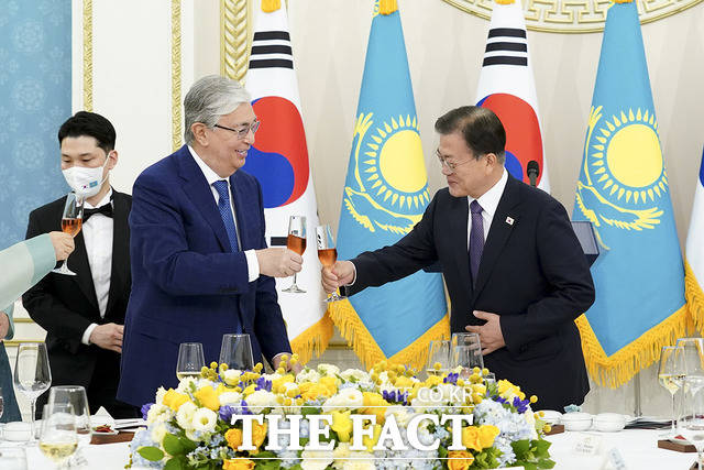 문재인 대통령이 17일 저녁 청와대에서 주최한 한·카자흐스탄 국빈 만찬에서 카심 조마르트 토카예프 카자흐스탄 대통령과 건배를 하고 있다. /청와대 제공