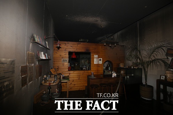 16일 오후 8시 55분께 영천시 문내동 한 상가에서 검은 연기가 난다는 신고접수를 받아 소방당국은 차량 9대와 대원 25명을 투입해 약 한 시간 뒤 불길이 모두 잡혔다./영천소방서 제공