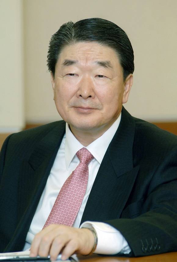 구본준 LX그룹 회장이 최근 현장에서 근무하는 계열사 및 협력사 직원 800여 명에게 격려의 메시지를 담은 모바일 쿠폰을 깜짝 선물했다. /LX 제공