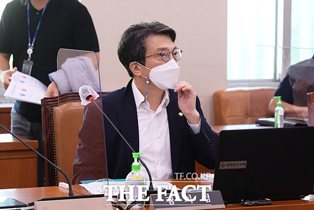 마스크 고쳐쓰는 비교섭단체 몫의 조정위원이자 여당 측 인사인 김의겸 열린민주당 의원.