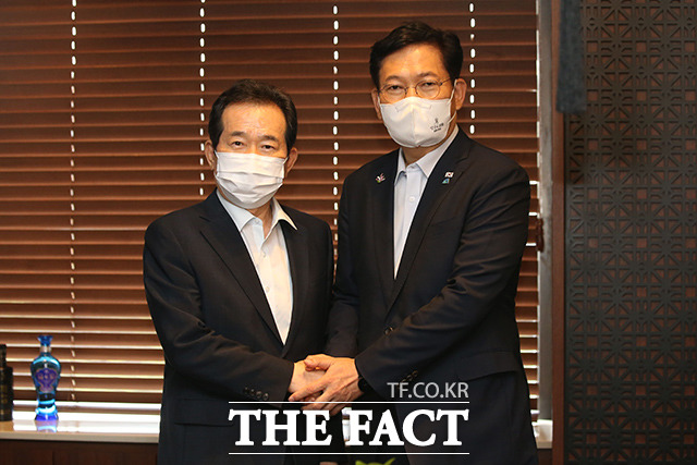 송영길 더불어민주당 대표(오른쪽)와 당 대권 주자인 정세균 전 국무총리가 18일 오후 서울 여의도의 한 중식당에서 만찬 회동을 갖고 기념촬영을 하고 있다. /국회사진취재단