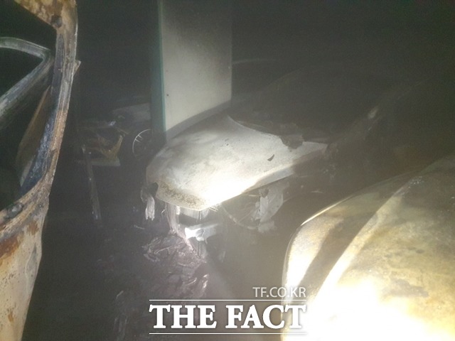 지난 11일 천안 불당동의 한 아파트 지하주차장에서 승합차가 폭발해 화재가 발생한 모습 / 천안서북소방서 제공
