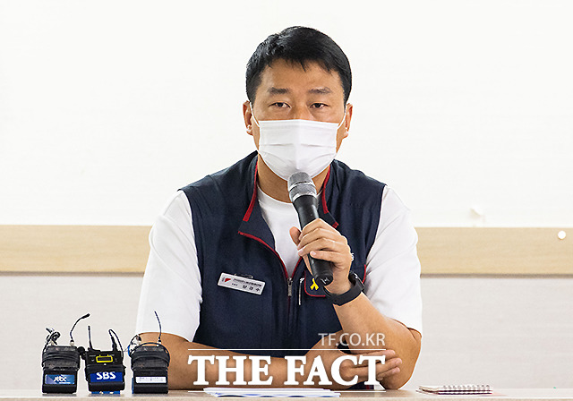 민주노총 양경수 위원장 18일 오전 서울 중구 민주노총 회의실에서 출입기자 간담회를 열고 발언을 하고 있다.서울중앙지방법원은 양경수 위원장에 대해 지난 7월 3일 7·3 노동자대회를 주도한 혐의로 구속영장을 발부 했다./이새롬 기자